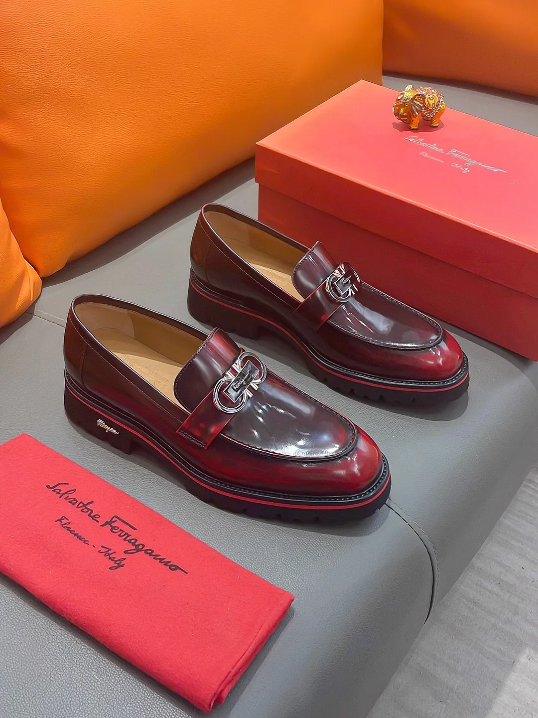 Men's shoes FERRAGAMO "Ferragamo" P540 Regular size: 39-44 (38, 45, 46, 47 customized) (suit shoes) Product materials: Selected first-layer cowhide upper, imported sheepskin lining; original outsole.